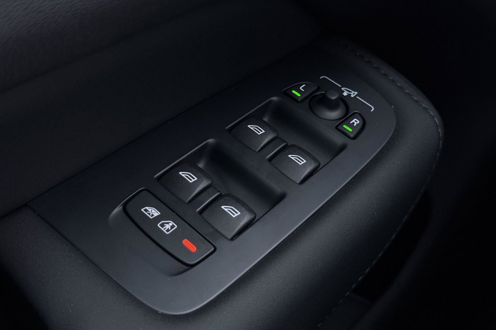 Volvo XC60 T6 Plug-in hybrid Plus Black Edition | ACC | Bowers&Wilkins | Panoramadak | Trekhaak | 360° Camera | Massage+Ventilatie | Head-Up | 21 Inch