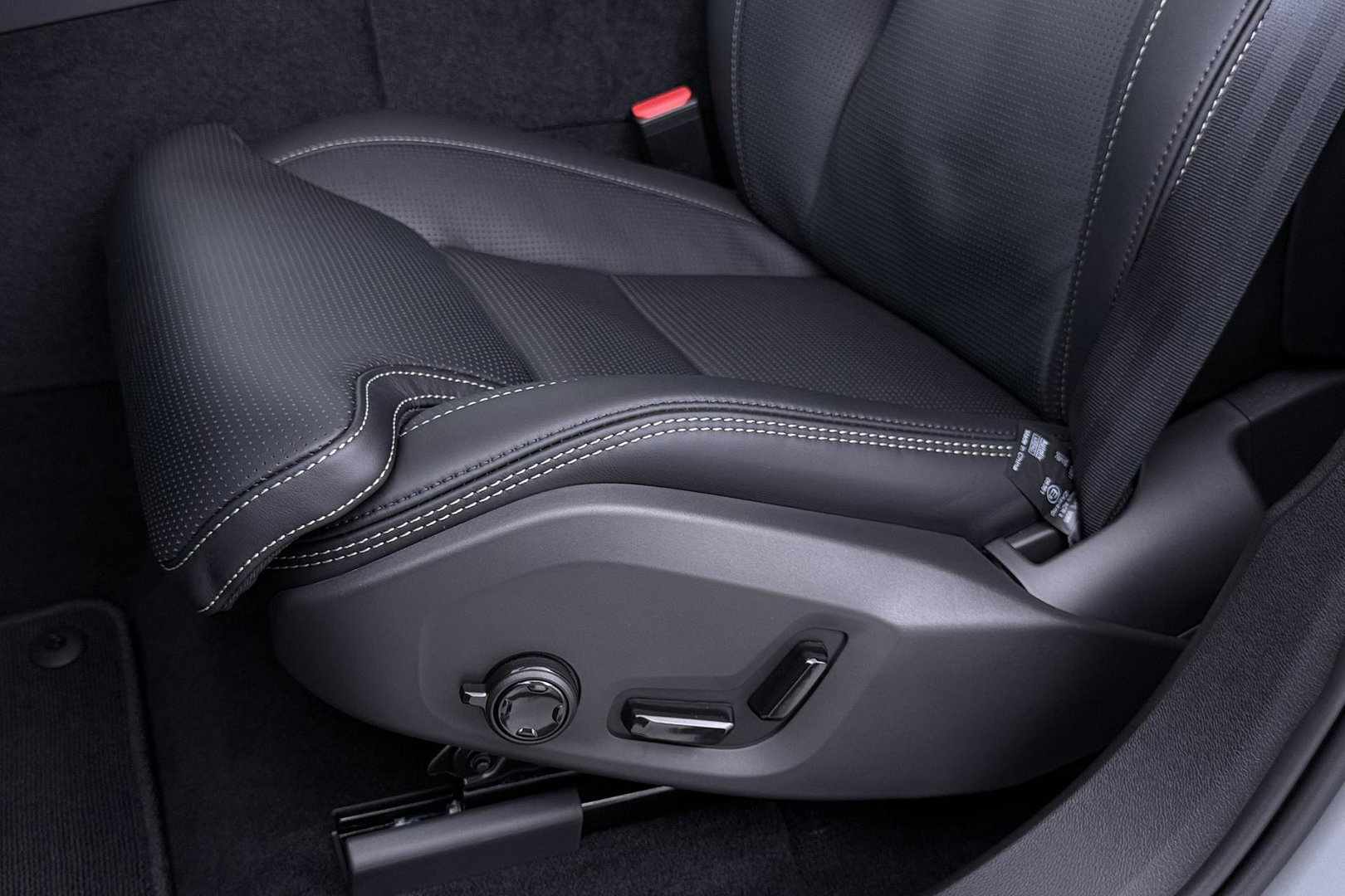 Volvo XC60 T6 Plug-in hybrid Plus Black Edition | ACC | Bowers&Wilkins | Panoramadak | Trekhaak | 360° Camera | Massage+Ventilatie | Head-Up | 21 Inch