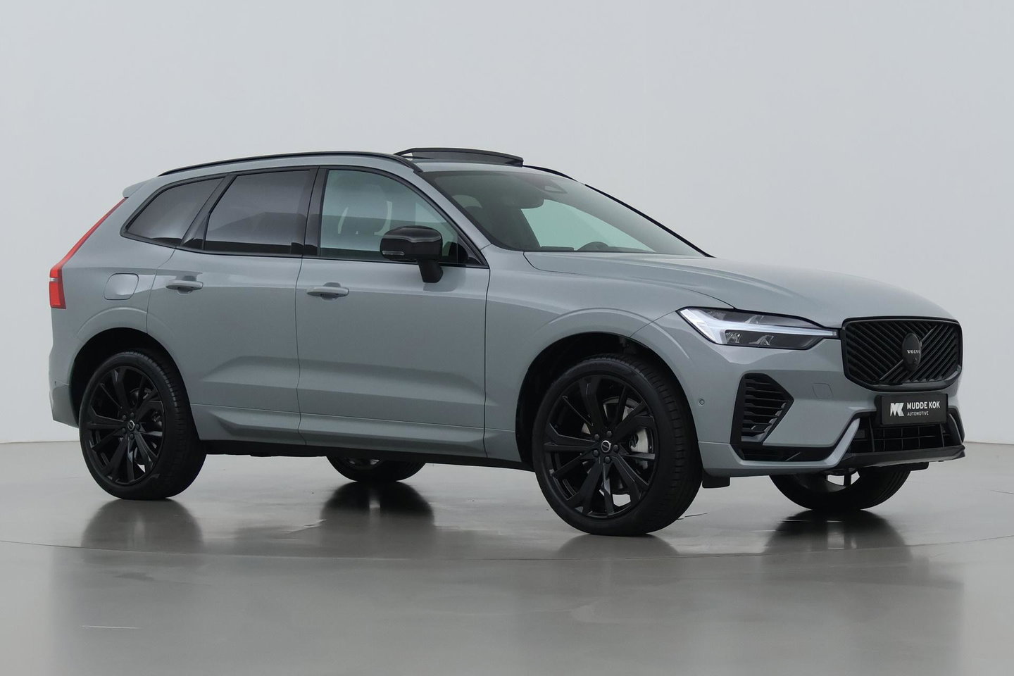 Volvo XC60 T6 Plug-in hybrid Plus Black Edition | ACC | Bowers&Wilkins | Panoramadak | Trekhaak | 360° Camera | Massage+Ventilatie | Head-Up | 21 Inch