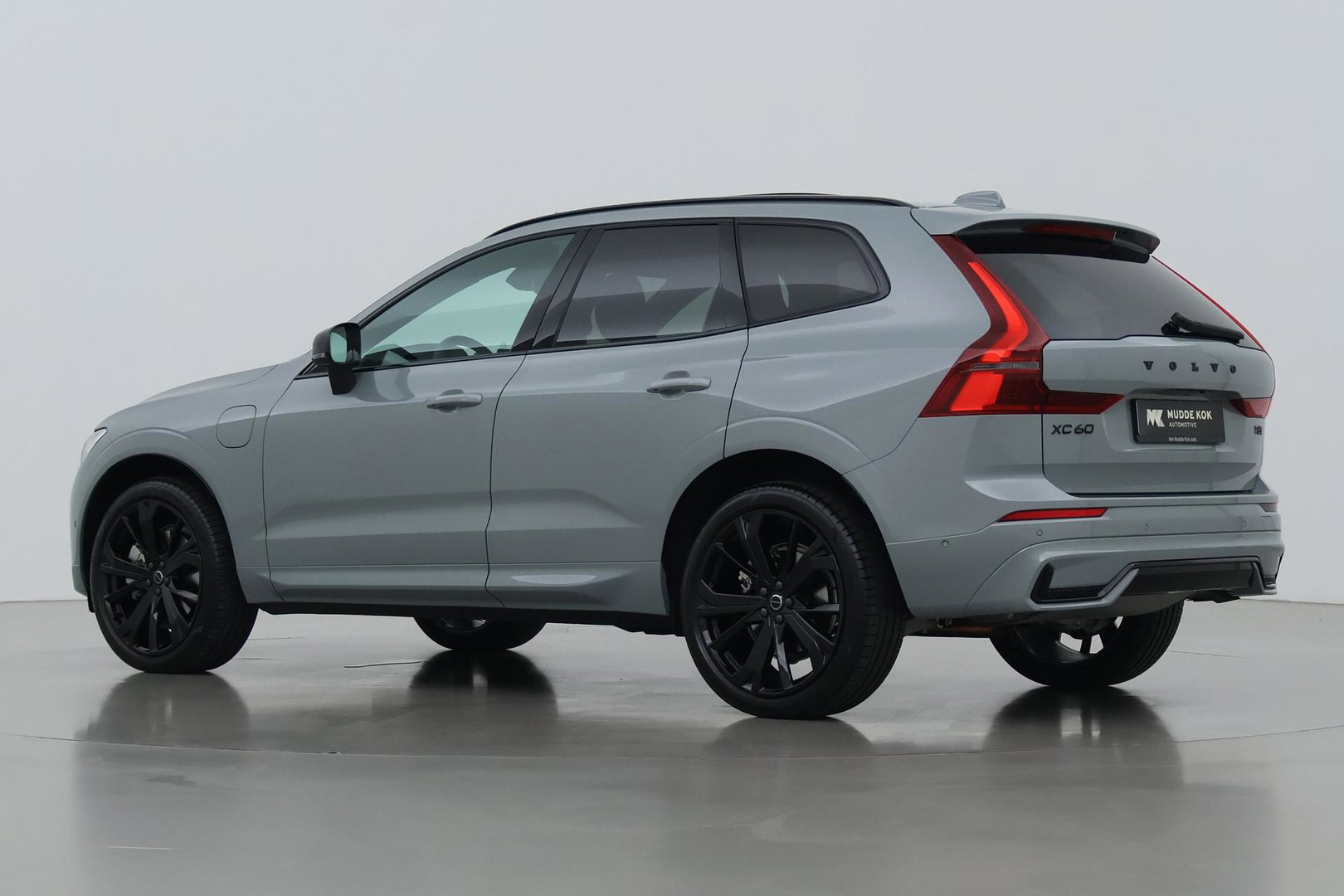 Volvo XC60 T6 Plug-in hybrid Plus Black Edition | ACC | Bowers&Wilkins | Panoramadak | Trekhaak | 360° Camera | Massage+Ventilatie | Head-Up | 21 Inch