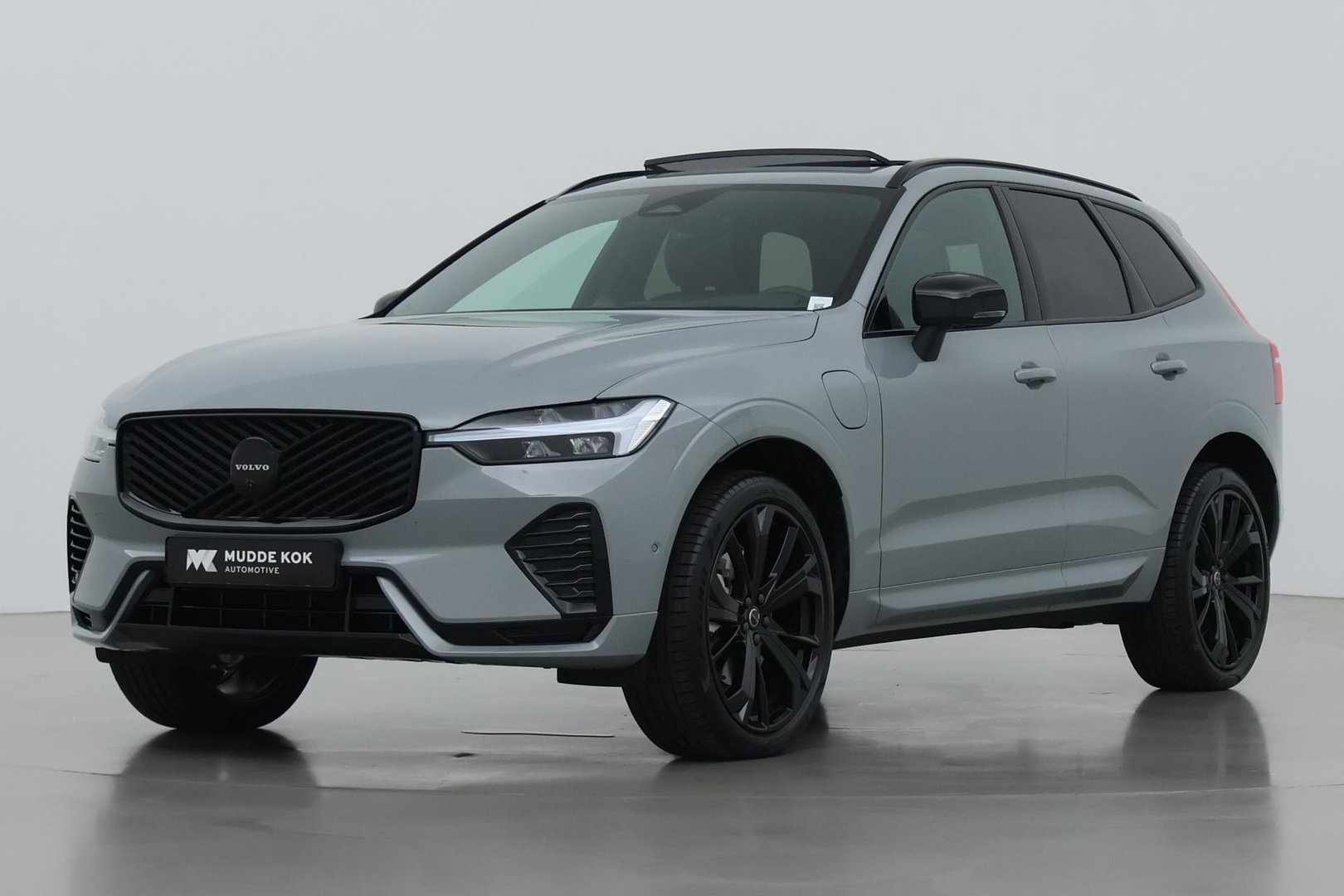 Volvo XC60 T6 Plug-in hybrid Plus Black Edition | ACC | Bowers&Wilkins | Panoramadak | Trekhaak | 360° Camera | Massage+Ventilatie | Head-Up | 21 Inch