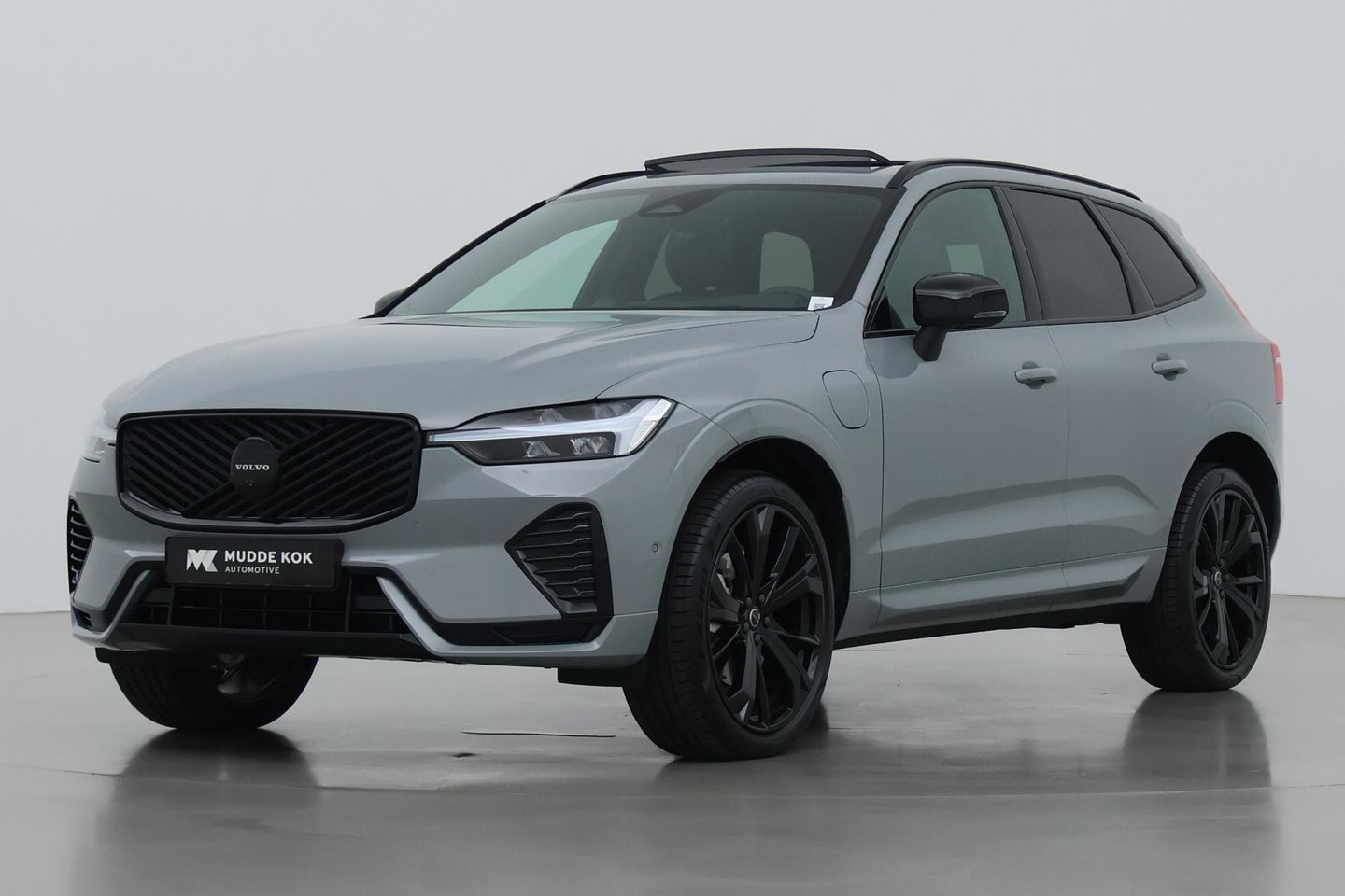 Volvo XC60 T6 Plug-in hybrid Plus Black Edition | ACC | Bowers&Wilkins | Panoramadak | Trekhaak | 360° Camera | Massage+Ventilatie | Head-Up | 21 Inch