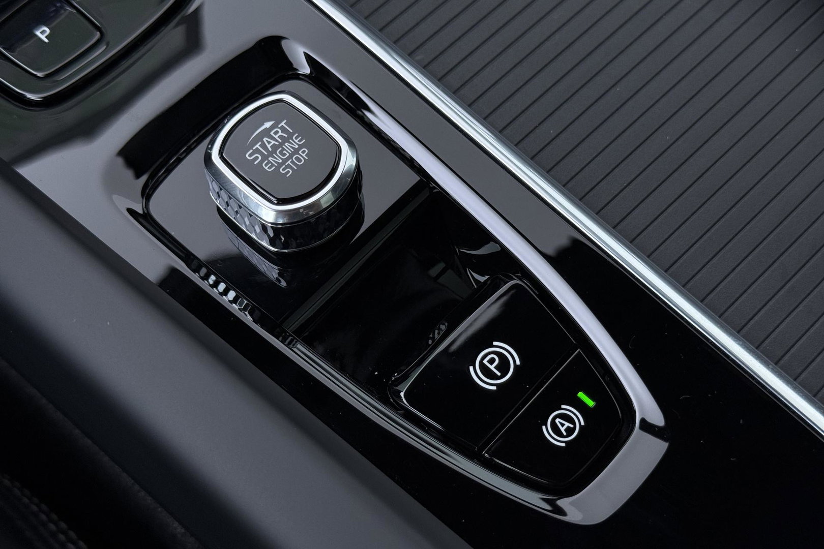 Volvo XC60 T6 Plug-in hybrid Plus Black Edition | ACC | Bowers&Wilkins | Panoramadak | Trekhaak | 360° Camera | Massage+Ventilatie | Head-Up | 21 Inch
