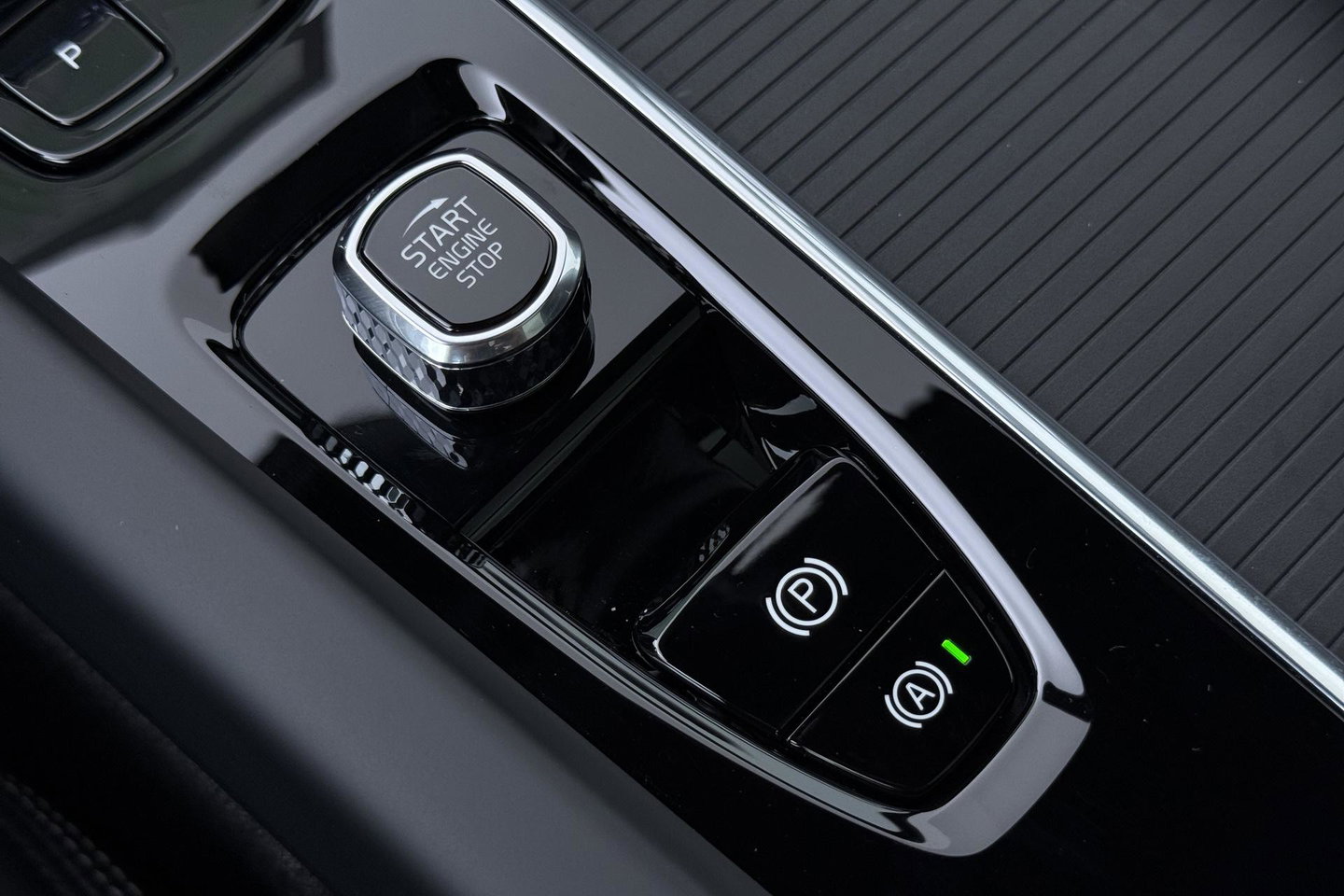 Volvo XC60 T6 Plug-in hybrid Plus Black Edition | ACC | Bowers&Wilkins | Panoramadak | Trekhaak | 360° Camera | Massage+Ventilatie | Head-Up | 21 Inch