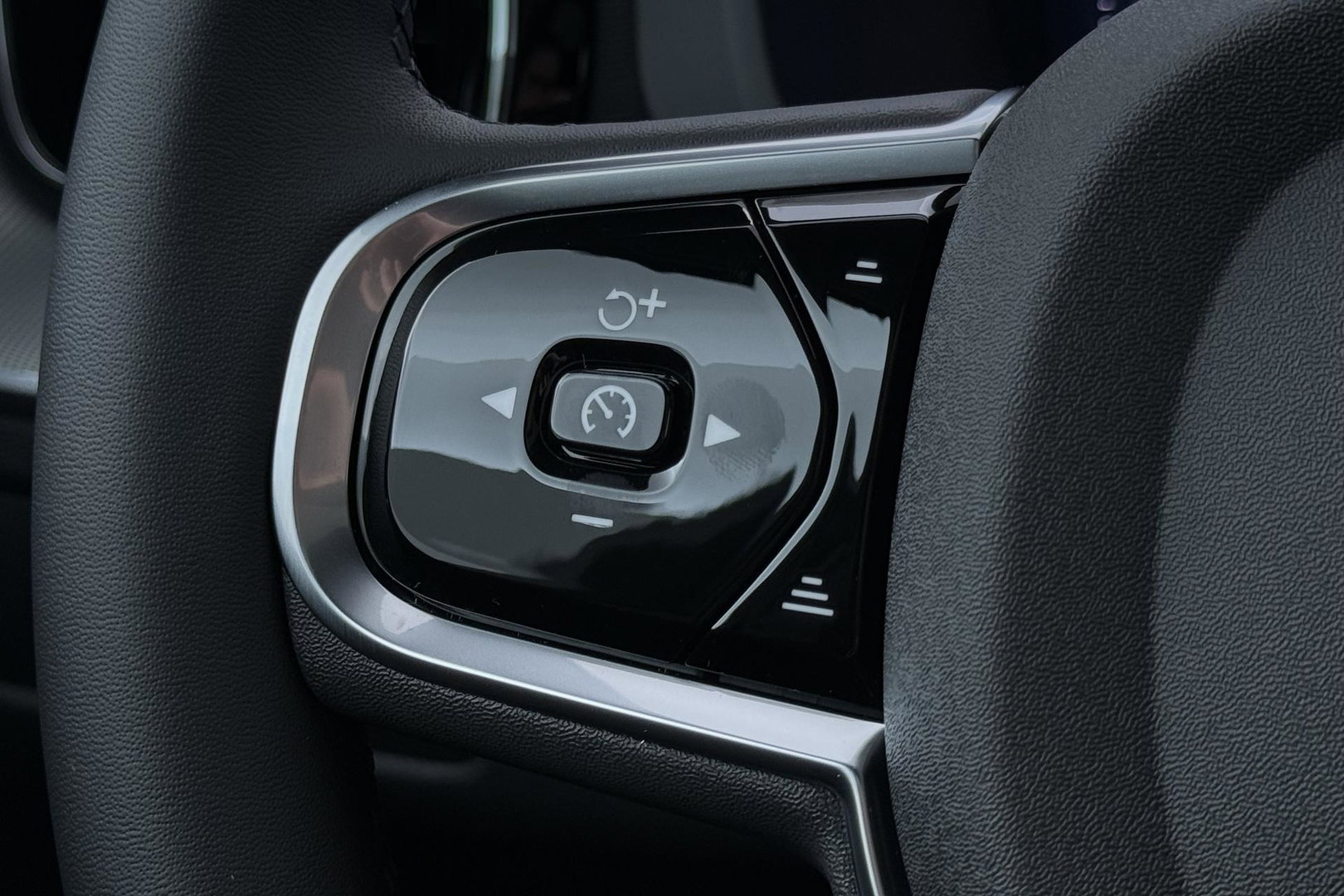 Volvo XC60 T6 Plug-in hybrid Plus Black Edition | ACC | Bowers&Wilkins | Panoramadak | Trekhaak | 360° Camera | Massage+Ventilatie | Head-Up | 21 Inch