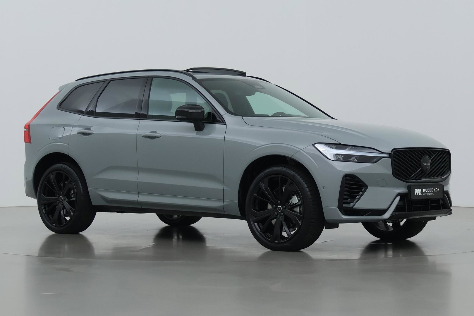 Volvo XC60 T6 Plug-in hybrid Plus Black Edition | ACC | Bowers&Wilkins | Panoramadak | Trekhaak | 360° Camera | Massage+Ventilatie | Head-Up | 21 Inch