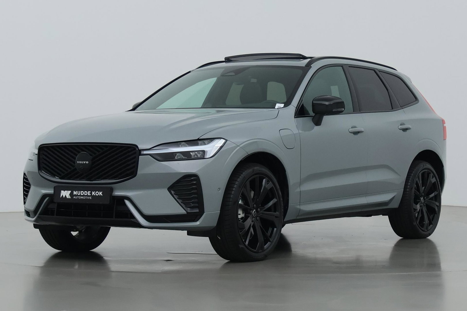 Volvo XC60 T6 Plug-in hybrid Plus Black Edition | ACC | Bowers&Wilkins | Panoramadak | Trekhaak | 360° Camera | Massage+Ventilatie | Head-Up | 21 Inch