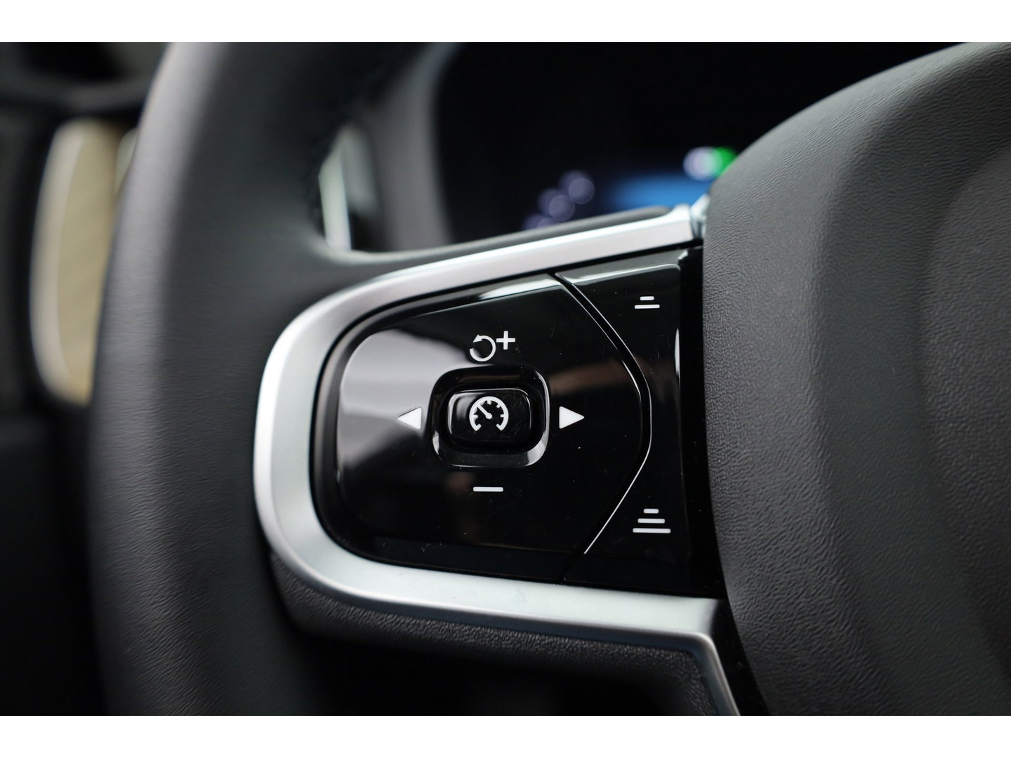 Volvo XC60 2.0 T6 Plug-in hybrid AWD Plus Dark | MY26 Facelift | Forest Lake Black Pack | Pano | 360 Cam. | Trekhaak |