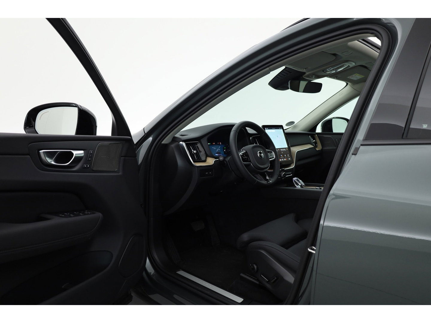 Volvo XC60 2.0 T6 Plug-in hybrid AWD Plus Dark | MY26 Facelift | Forest Lake Black Pack | Pano | 360 Cam. | Trekhaak |