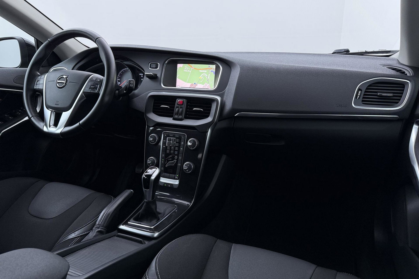 Volvo V40 2.0 T3 Nordic+ | Standkachel | LED | Stoelverwarming | Verwarmde Voorruit | Parkeersensoren