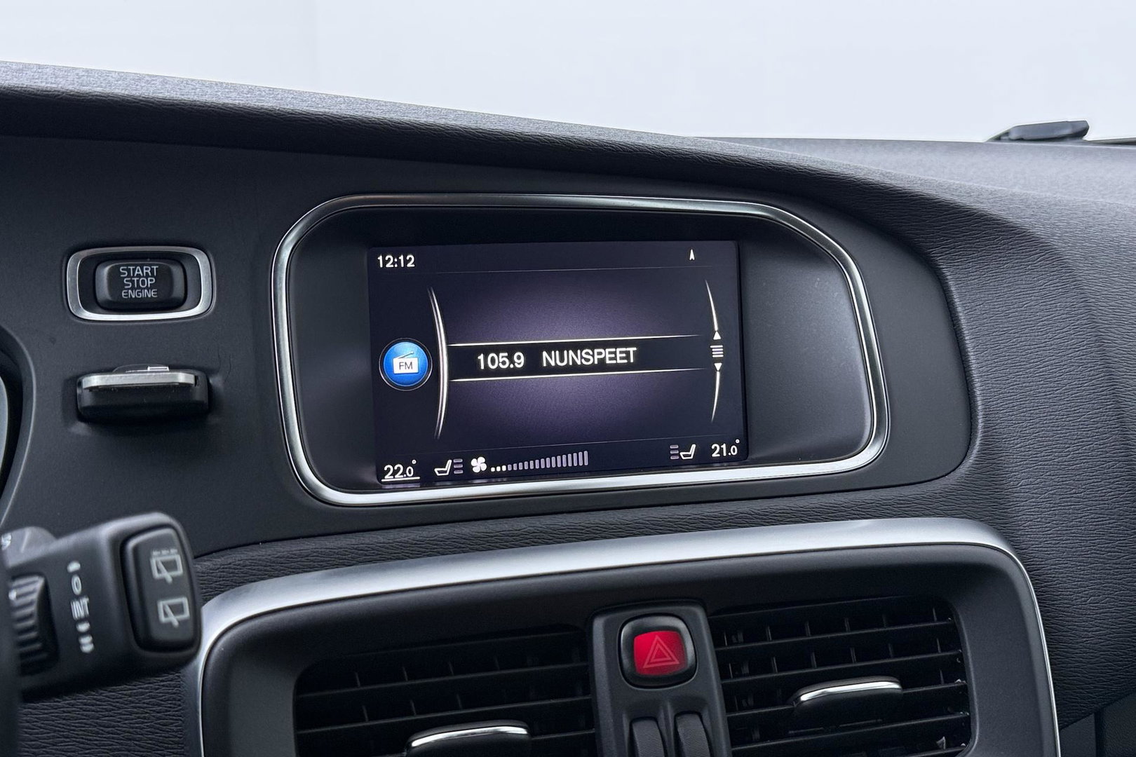 Volvo V40 2.0 T3 Nordic+ | Standkachel | LED | Stoelverwarming | Verwarmde Voorruit | Parkeersensoren