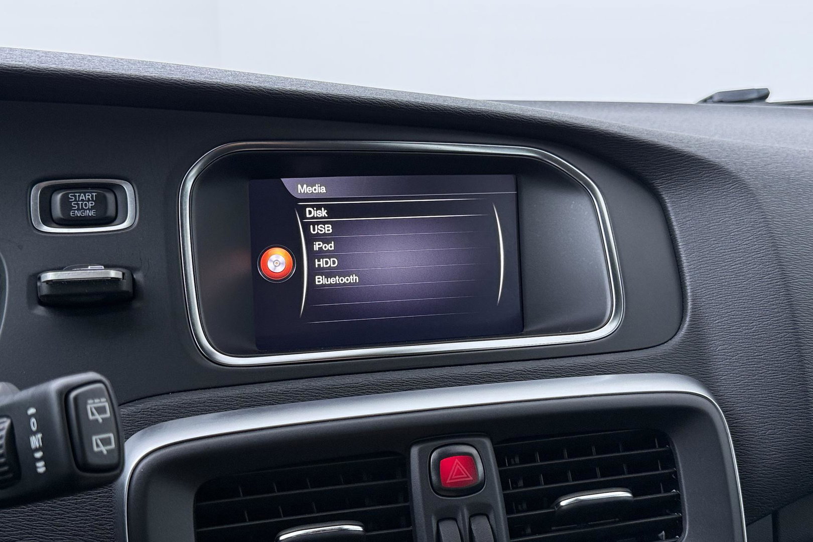 Volvo V40 2.0 T3 Nordic+ | Standkachel | LED | Stoelverwarming | Verwarmde Voorruit | Parkeersensoren