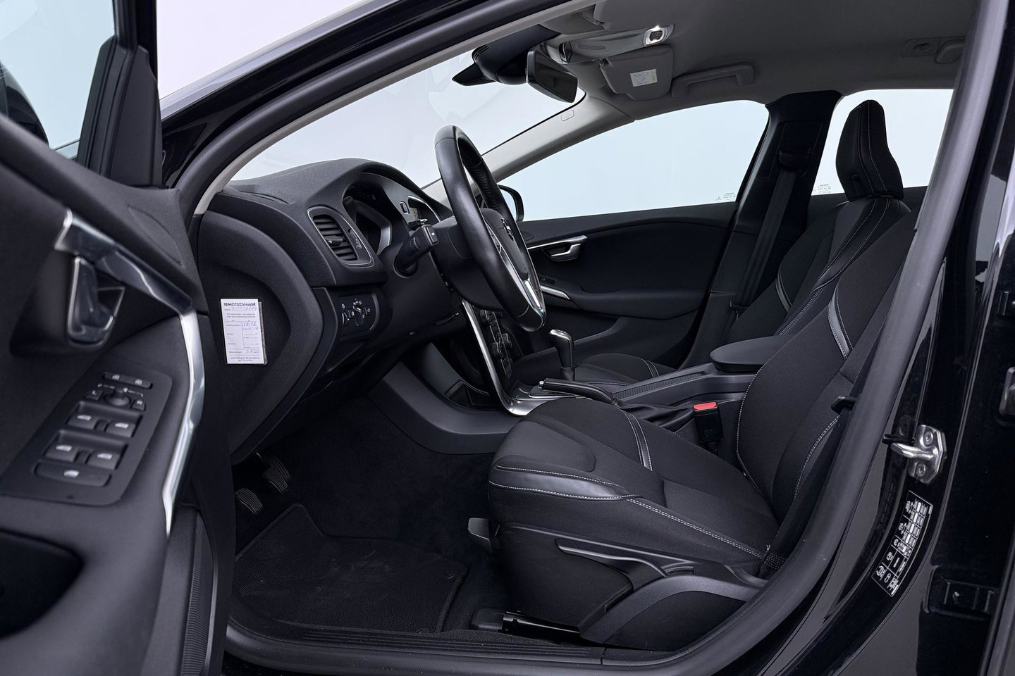 Volvo V40 2.0 T3 Nordic+ | Standkachel | LED | Stoelverwarming | Verwarmde Voorruit | Parkeersensoren
