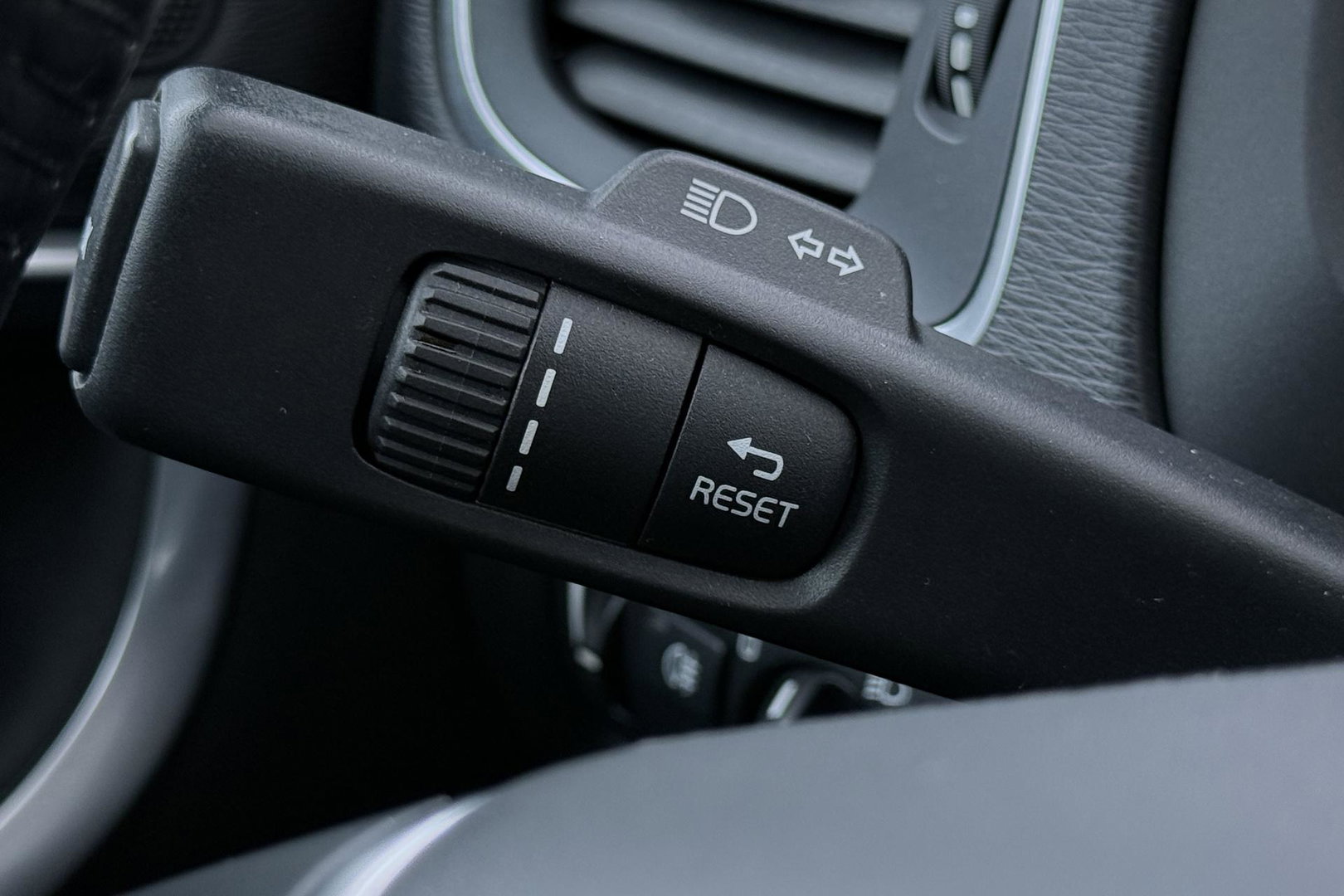 Volvo V40 2.0 T3 Nordic+ | Standkachel | LED | Stoelverwarming | Verwarmde Voorruit | Parkeersensoren