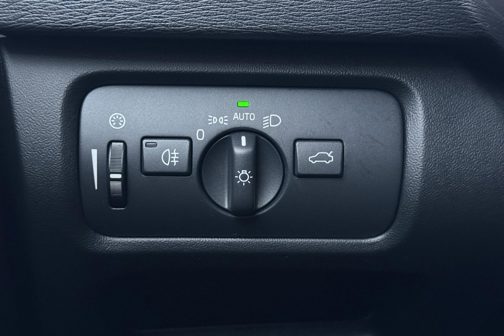 Volvo V40 2.0 T3 Nordic+ | Standkachel | LED | Stoelverwarming | Verwarmde Voorruit | Parkeersensoren