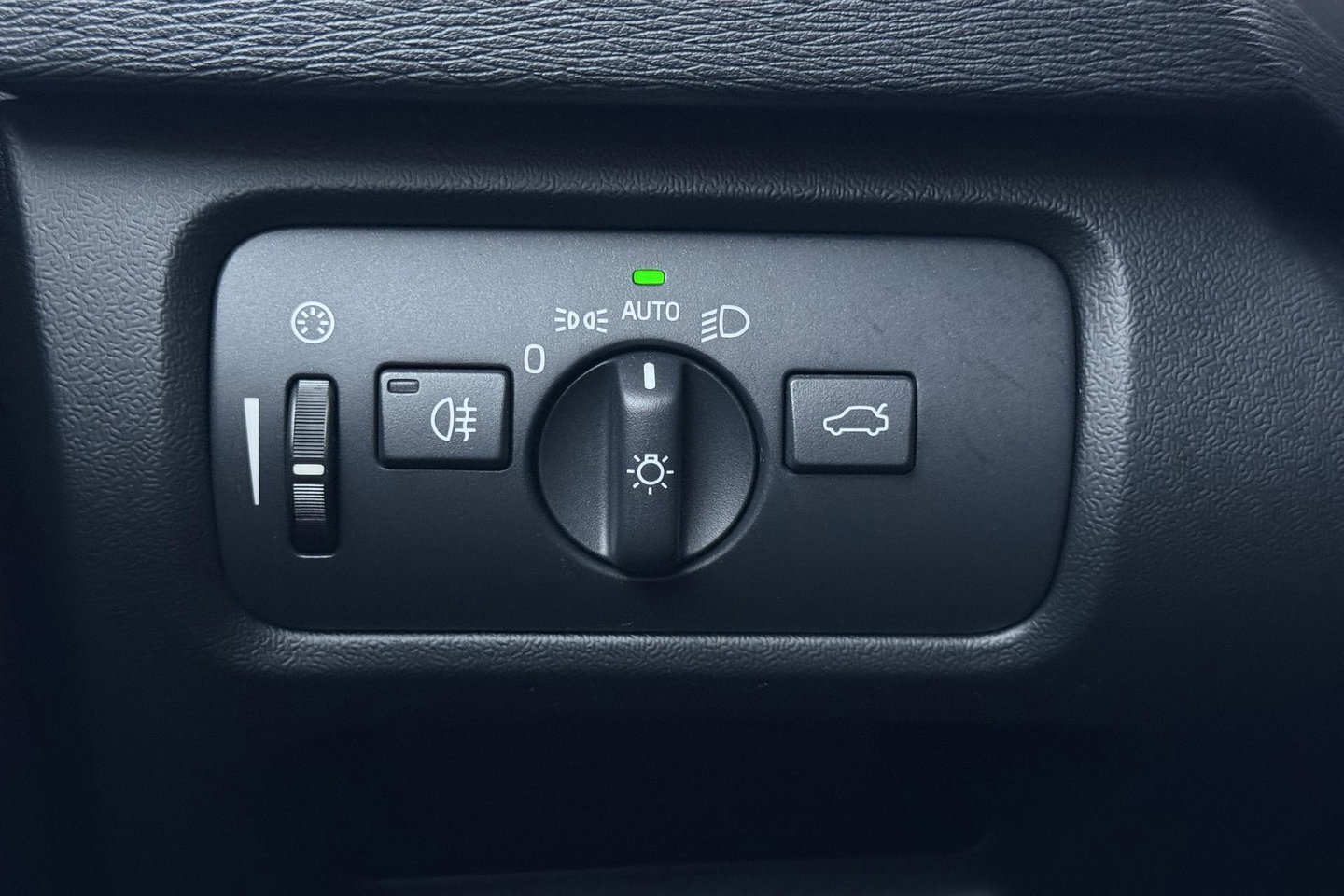 Volvo V40 2.0 T3 Nordic+ | Standkachel | LED | Stoelverwarming | Verwarmde Voorruit | Parkeersensoren