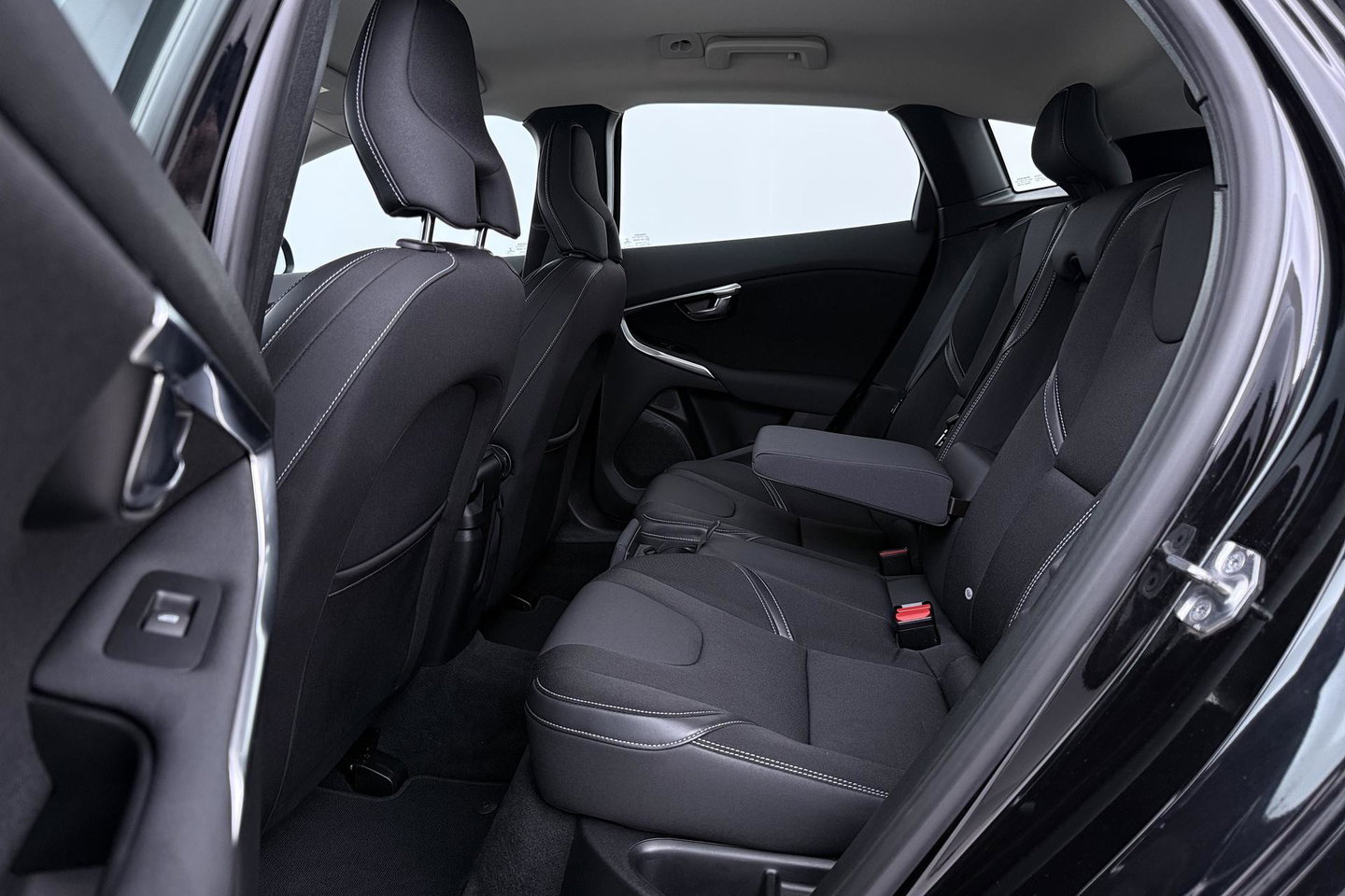 Volvo V40 2.0 T3 Nordic+ | Standkachel | LED | Stoelverwarming | Verwarmde Voorruit | Parkeersensoren