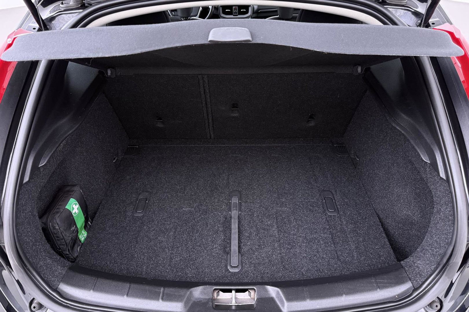 Volvo V40 2.0 T3 Nordic+ | Standkachel | LED | Stoelverwarming | Verwarmde Voorruit | Parkeersensoren