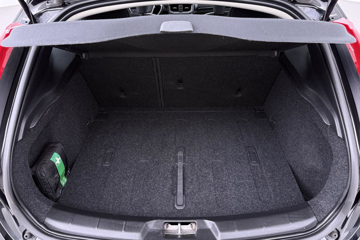 Volvo V40 2.0 T3 Nordic+ | Standkachel | LED | Stoelverwarming | Verwarmde Voorruit | Parkeersensoren