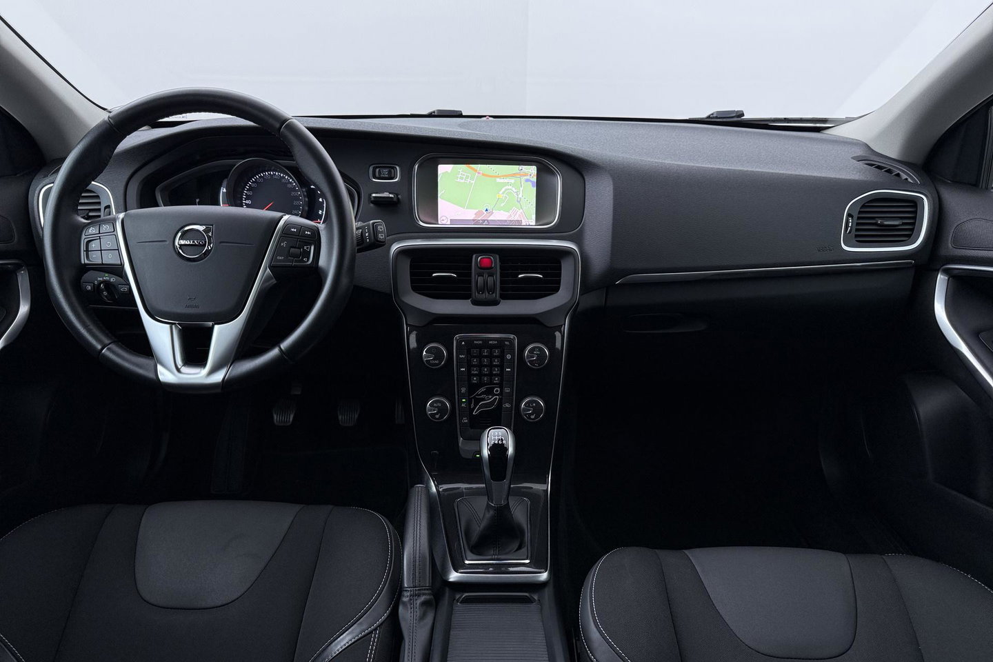 Volvo V40 2.0 T3 Nordic+ | Standkachel | LED | Stoelverwarming | Verwarmde Voorruit | Parkeersensoren