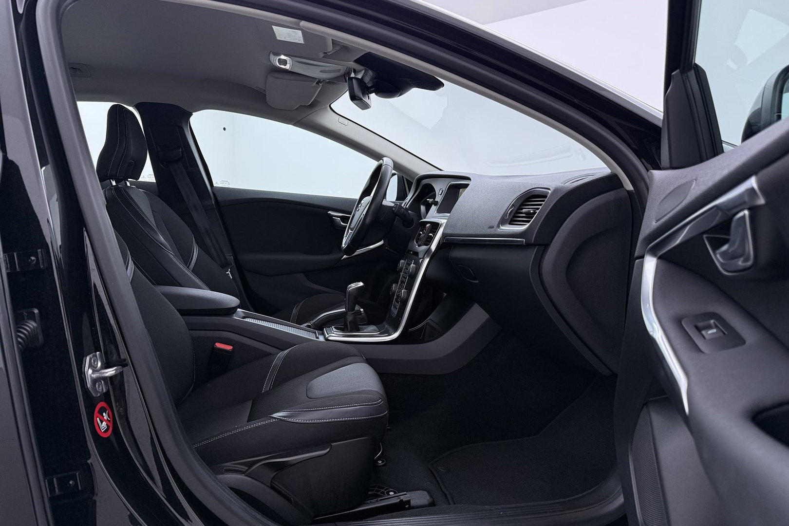 Volvo V40 2.0 T3 Nordic+ | Standkachel | LED | Stoelverwarming | Verwarmde Voorruit | Parkeersensoren