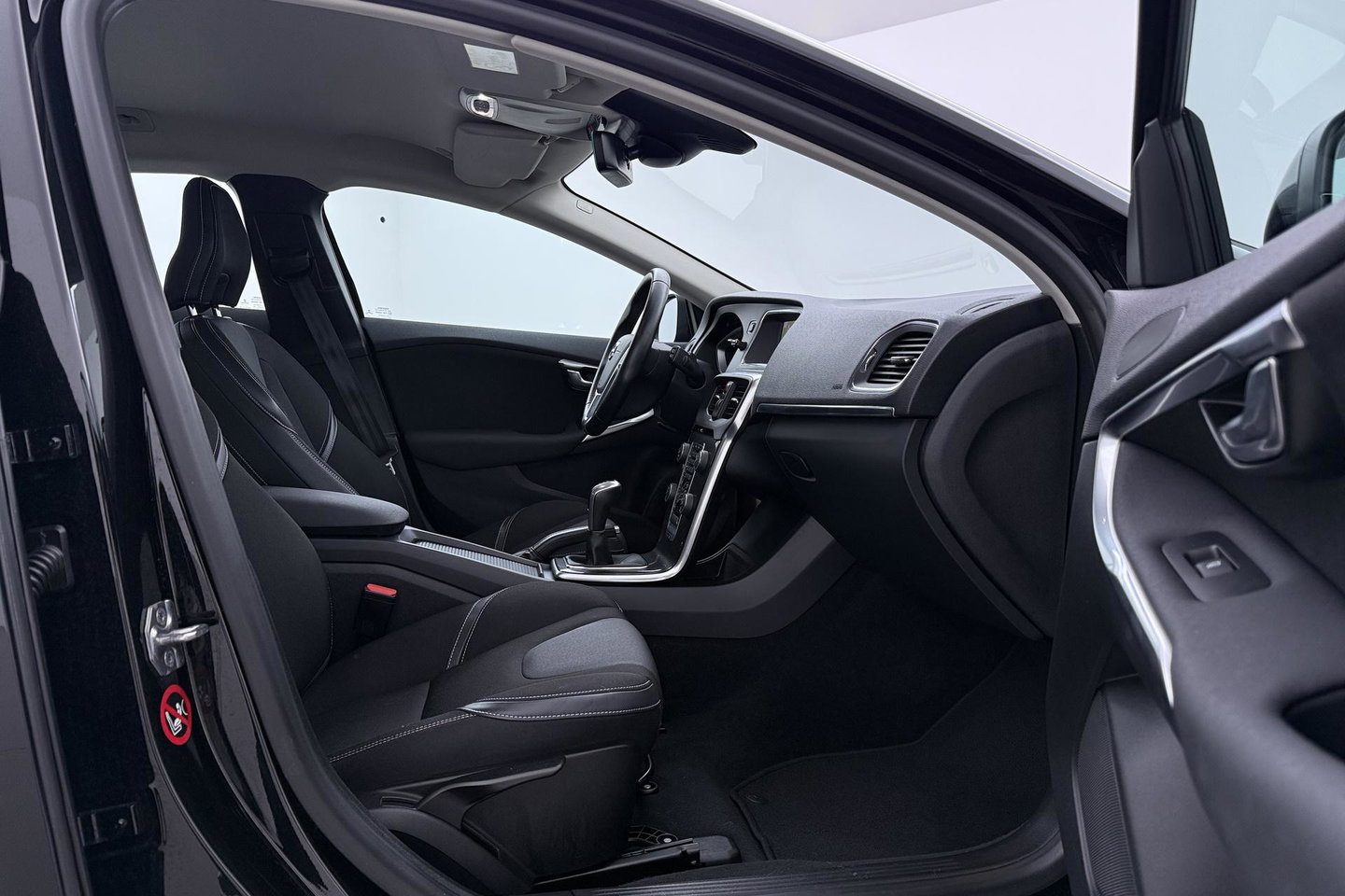 Volvo V40 2.0 T3 Nordic+ | Standkachel | LED | Stoelverwarming | Verwarmde Voorruit | Parkeersensoren