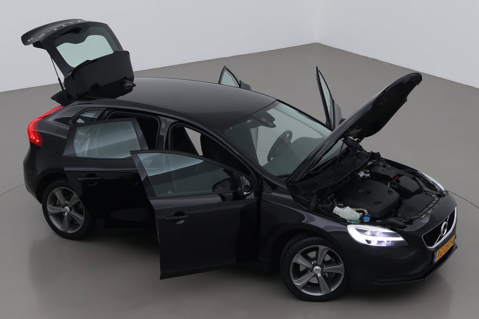 Volvo V40 2.0 T3 Nordic+ | Standkachel | LED | Stoelverwarming | Verwarmde Voorruit | Parkeersensoren