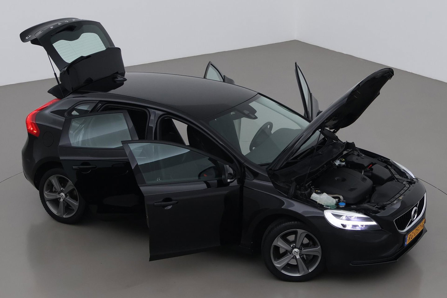 Volvo V40 2.0 T3 Nordic+ | Standkachel | LED | Stoelverwarming | Verwarmde Voorruit | Parkeersensoren