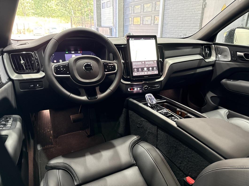 Volvo XC60 T6 Plug-in hybrid Plus Black Edition | ACC | Bowers&Wilkins | Panoramadak | Trekhaak | 360° Camera | Massage+Ventilatie | Head-Up | 21 Inch
