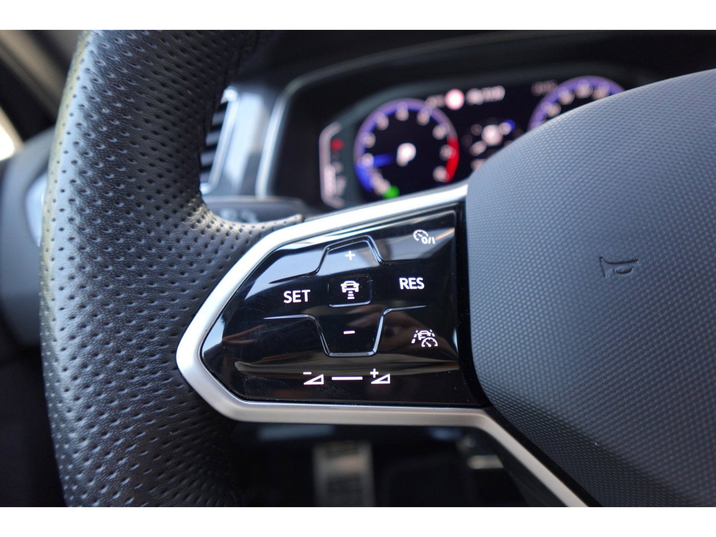 Volkswagen Tiguan 1.5 TSI R-Line PANO KEYLESS CAM