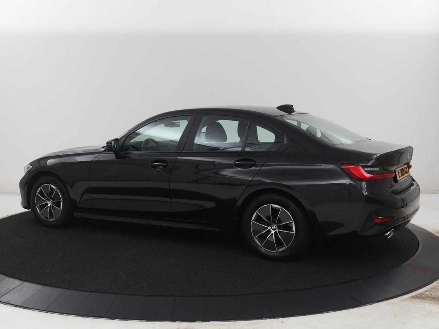 BMW 3 Serie 318i Business Edition | Cruise controle | Navigatie | Carplay | Park assist | Virtueel dahboard | NAP 123.477km