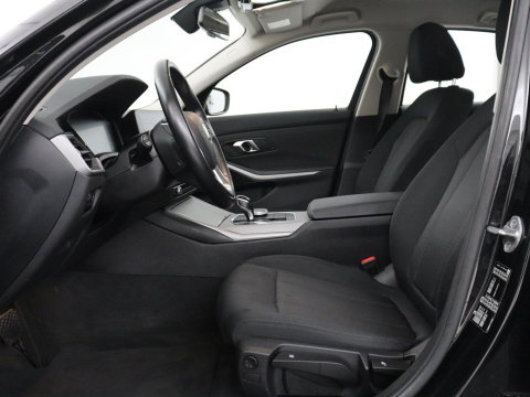 BMW 3 Serie 318i Business Edition | Cruise controle | Navigatie | Carplay | Park assist | Virtueel dahboard | NAP 123.477km