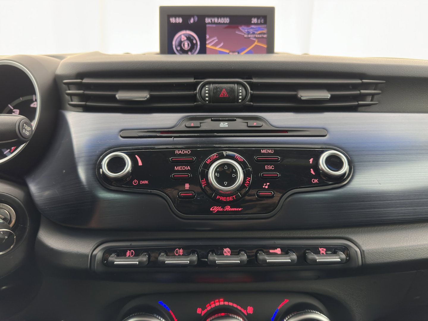 Alfa Romeo Giulietta 1.6 JTDm Distinctive *LEATHER | XENON | HEATED-SPORTSEATS | NAVI-FULLMAP | PRIVACY-GLASS | ECC | PDC | CRUISE | 18''ALU