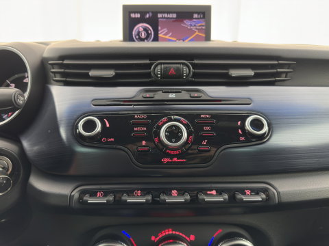 Alfa Romeo Giulietta 1.6 JTDm Distinctive *LEATHER | XENON | HEATED-SPORTSEATS | NAVI-FULLMAP | PRIVACY-GLASS | ECC | PDC | CRUISE | 18''ALU