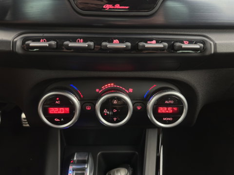 Alfa Romeo Giulietta 1.6 JTDm Distinctive *LEATHER | XENON | HEATED-SPORTSEATS | NAVI-FULLMAP | PRIVACY-GLASS | ECC | PDC | CRUISE | 18''ALU