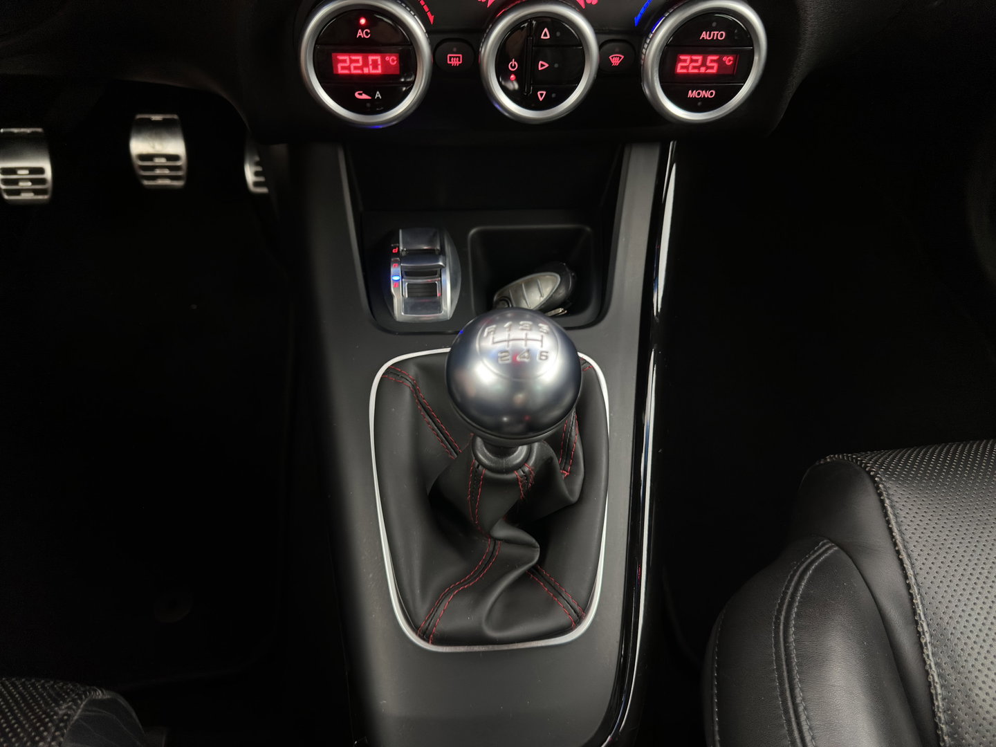 Alfa Romeo Giulietta 1.6 JTDm Distinctive *LEATHER | XENON | HEATED-SPORTSEATS | NAVI-FULLMAP | PRIVACY-GLASS | ECC | PDC | CRUISE | 18''ALU