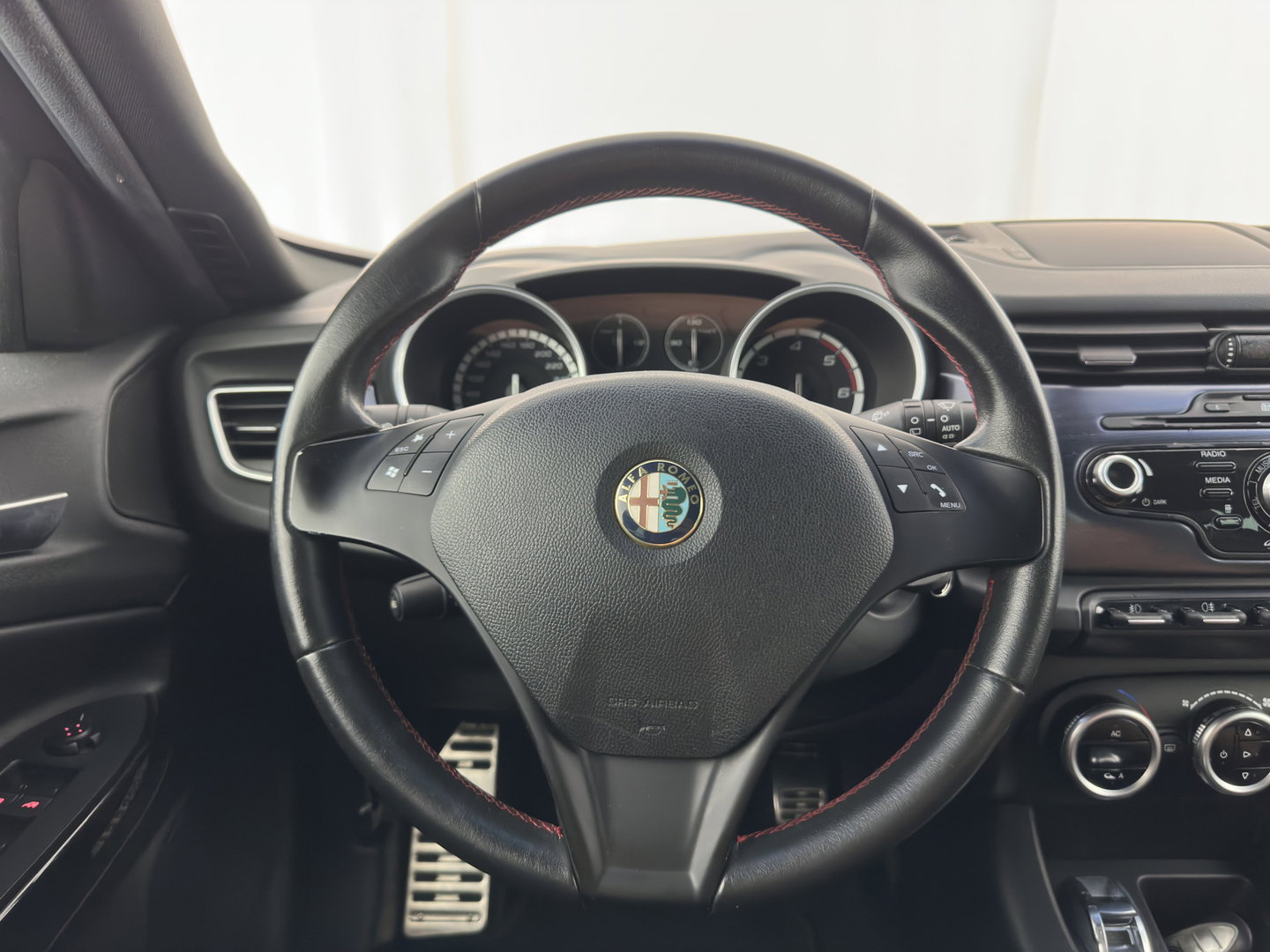 Alfa Romeo Giulietta 1.6 JTDm Distinctive *LEATHER | XENON | HEATED-SPORTSEATS | NAVI-FULLMAP | PRIVACY-GLASS | ECC | PDC | CRUISE | 18''ALU