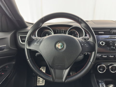 Alfa Romeo Giulietta 1.6 JTDm Distinctive *LEATHER | XENON | HEATED-SPORTSEATS | NAVI-FULLMAP | PRIVACY-GLASS | ECC | PDC | CRUISE | 18''ALU