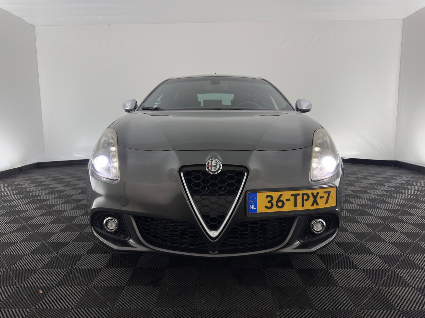 Alfa Romeo Giulietta 1.6 JTDm Distinctive *LEATHER | XENON | HEATED-SPORTSEATS | NAVI-FULLMAP | PRIVACY-GLASS | ECC | PDC | CRUISE | 18''ALU