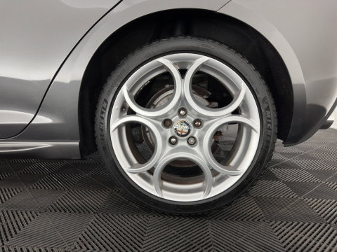 Alfa Romeo Giulietta 1.6 JTDm Distinctive *LEATHER | XENON | HEATED-SPORTSEATS | NAVI-FULLMAP | PRIVACY-GLASS | ECC | PDC | CRUISE | 18''ALU