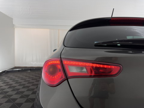 Alfa Romeo Giulietta 1.6 JTDm Distinctive *LEATHER | XENON | HEATED-SPORTSEATS | NAVI-FULLMAP | PRIVACY-GLASS | ECC | PDC | CRUISE | 18''ALU
