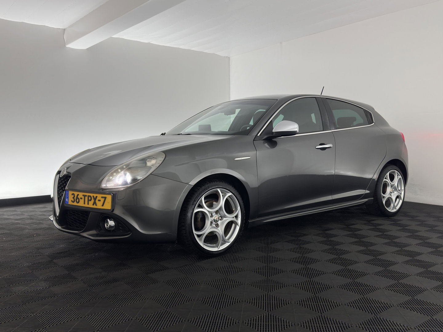 Alfa Romeo Giulietta 1.6 JTDm Distinctive *LEATHER | XENON | HEATED-SPORTSEATS | NAVI-FULLMAP | PRIVACY-GLASS | ECC | PDC | CRUISE | 18''ALU