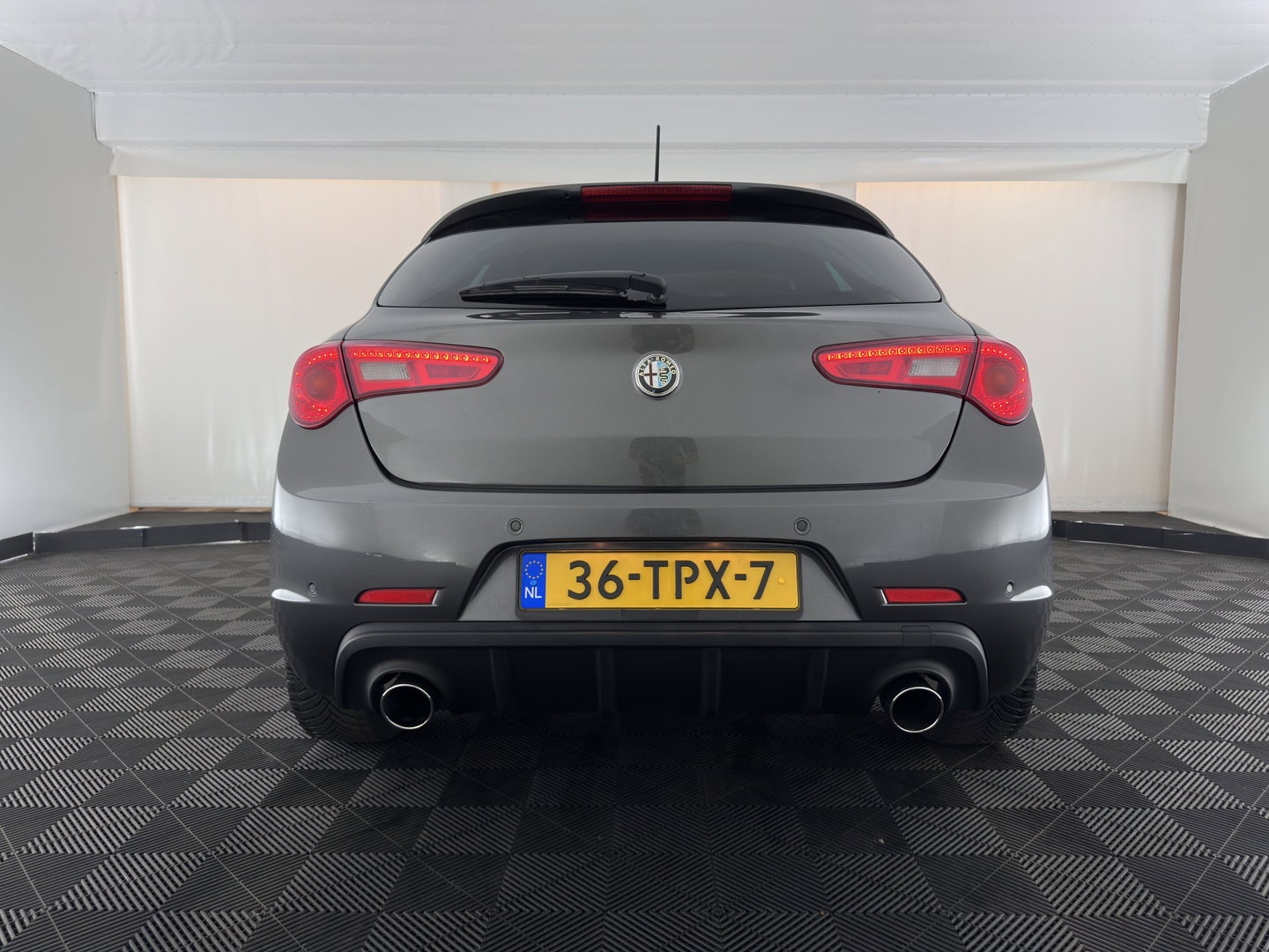 Alfa Romeo Giulietta 1.6 JTDm Distinctive *LEATHER | XENON | HEATED-SPORTSEATS | NAVI-FULLMAP | PRIVACY-GLASS | ECC | PDC | CRUISE | 18''ALU