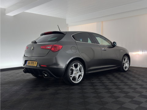 Alfa Romeo Giulietta 1.6 JTDm Distinctive *LEATHER | XENON | HEATED-SPORTSEATS | NAVI-FULLMAP | PRIVACY-GLASS | ECC | PDC | CRUISE | 18''ALU