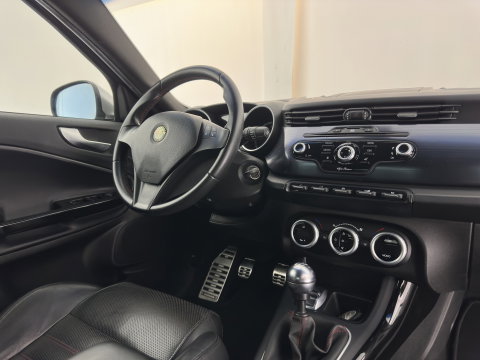 Alfa Romeo Giulietta 1.6 JTDm Distinctive *LEATHER | XENON | HEATED-SPORTSEATS | NAVI-FULLMAP | PRIVACY-GLASS | ECC | PDC | CRUISE | 18''ALU