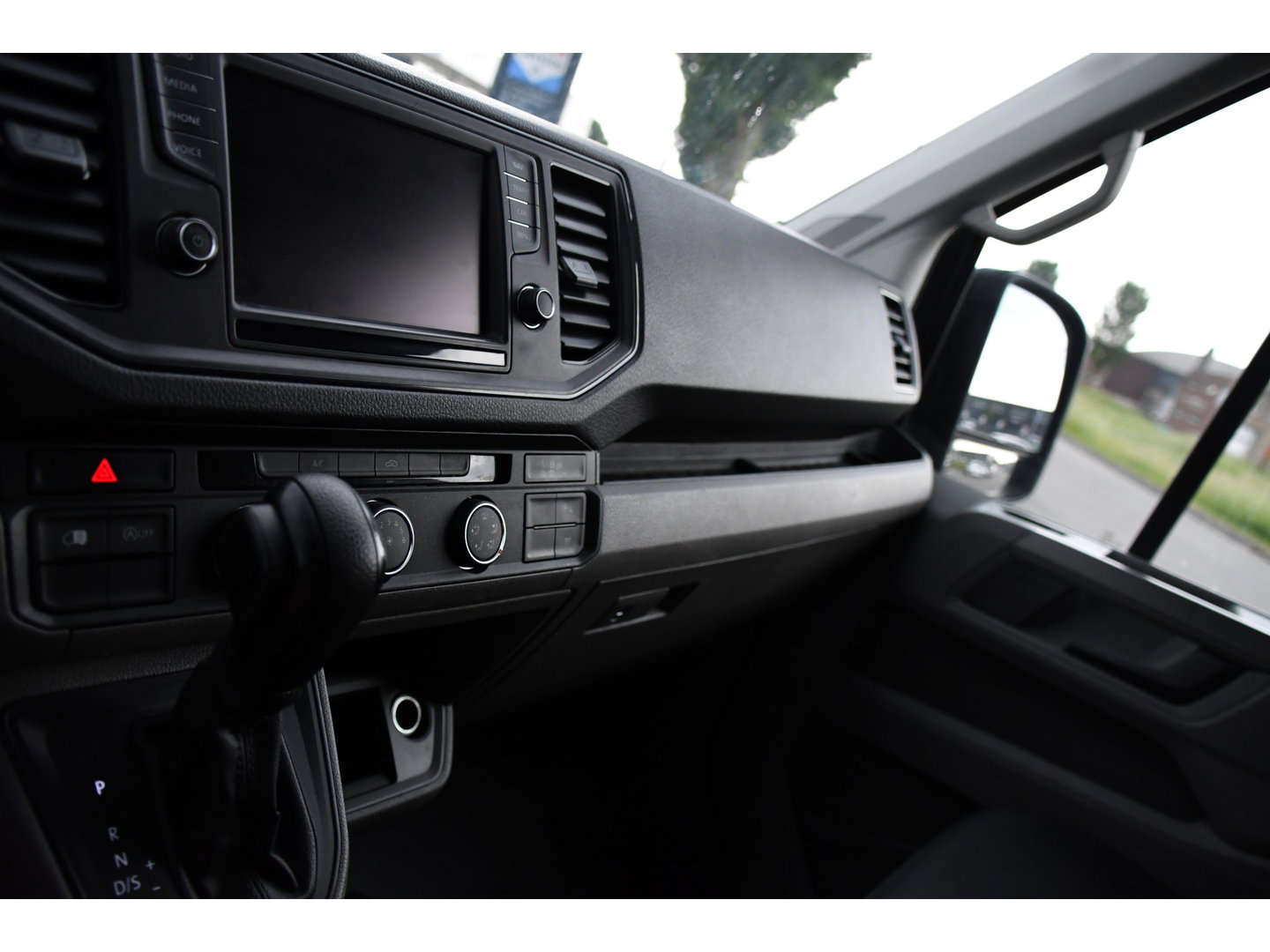 Volkswagen Crafter 35 2.0 TDI L3H3 PB Edition Camera, Adaptieve Cruise, Carplay, LED, Trekhaak, Multimedia, 140pk, Automaat, Sensoren, Uniek!