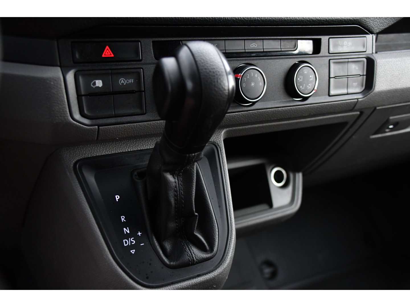 Volkswagen Crafter 35 2.0 TDI L3H3 PB Edition Camera, Adaptieve Cruise, Carplay, LED, Trekhaak, Multimedia, 140pk, Automaat, Sensoren, Uniek!