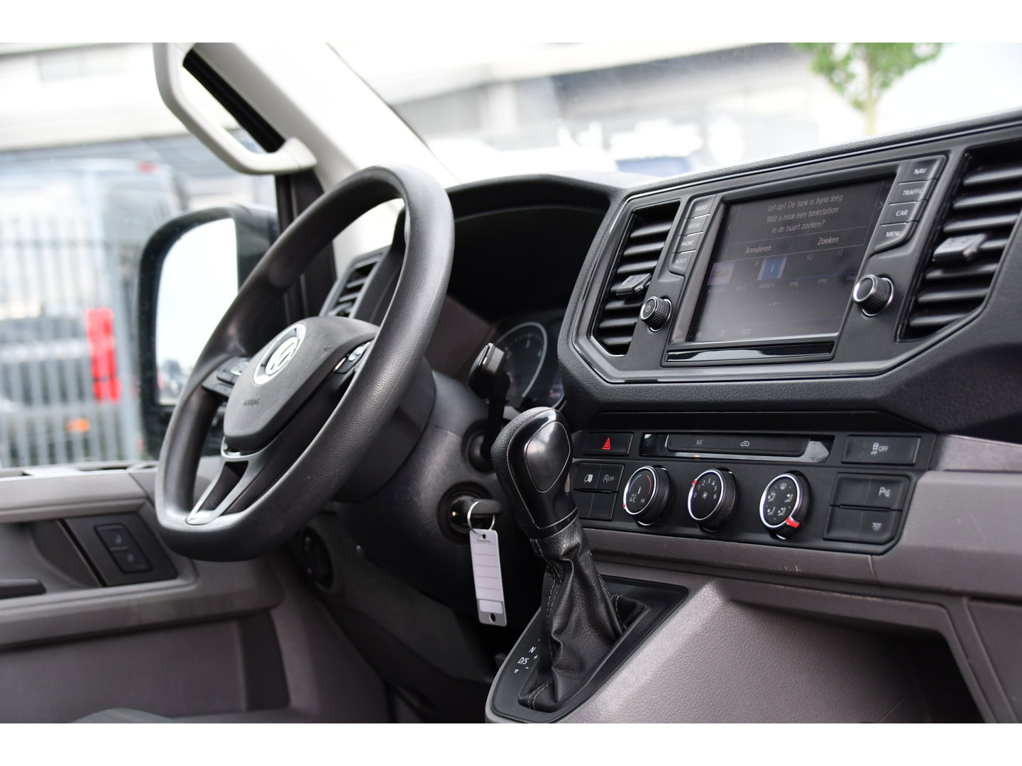Volkswagen Crafter 35 2.0 TDI L3H3 PB Edition Camera, Adaptieve Cruise, Carplay, LED, Trekhaak, Multimedia, 140pk, Automaat, Sensoren, Uniek!