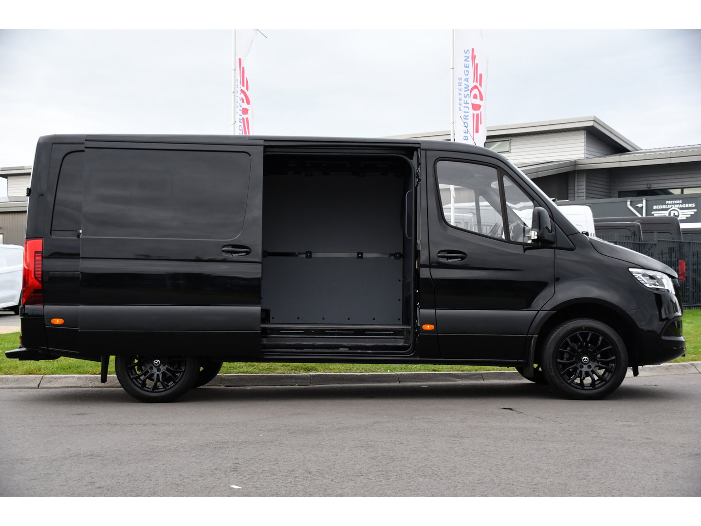 Mercedes-Benz Sprinter 317 1.9 CDI L2H1 RWD Black Edition Camera, Cruise, Carplay, 170pk, Automaat, LED, Multimedia,  Stoelverwarming, UNIEK