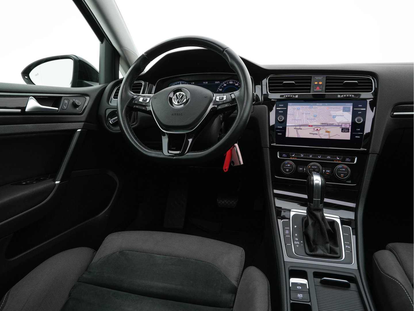 Volkswagen Golf 1.6 TDI R-Line Highline Business Aut. *PANO | MICROFIBRE | ADAPTIVE-CRUISE | DIGI-COCKPIT | HEATED-SPORTSEATS | PRIVACY-GLASS | NAVI-FULLMAP | ECC | PARKPILOT | 18''ALU*
